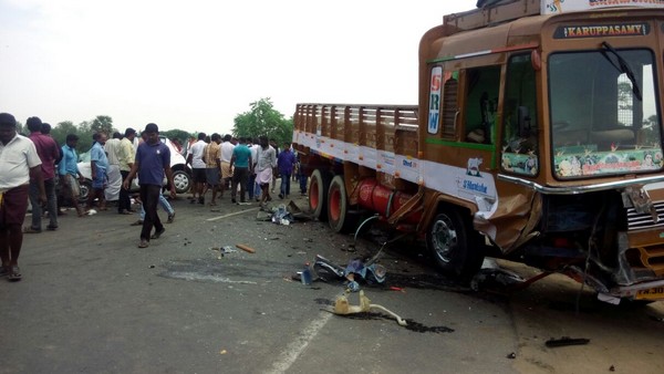 கார் மீது லாரி மோதி விபத்து ; 2 பெண்கள் உட்பட 3 பேர் பலி - கரூர் அருகே பயங்கரம்