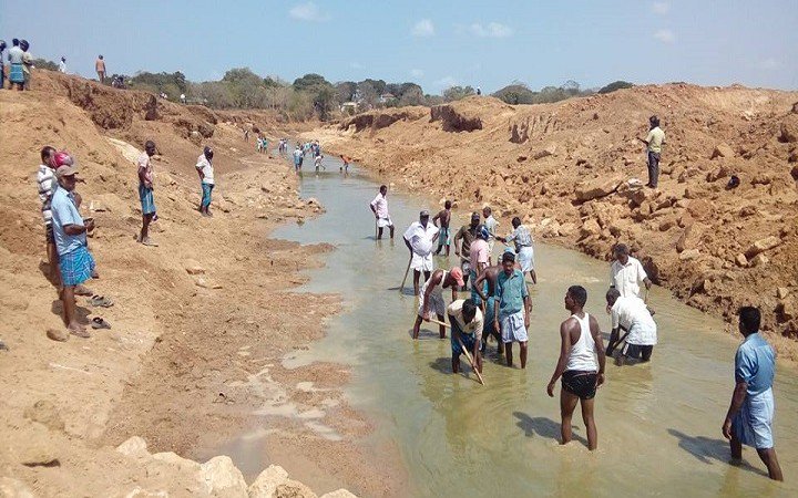 இரணைமடு வாய்க்காலை ஆழப்படுத்தும் நடவடிக்கையில் விவசாயிகள்