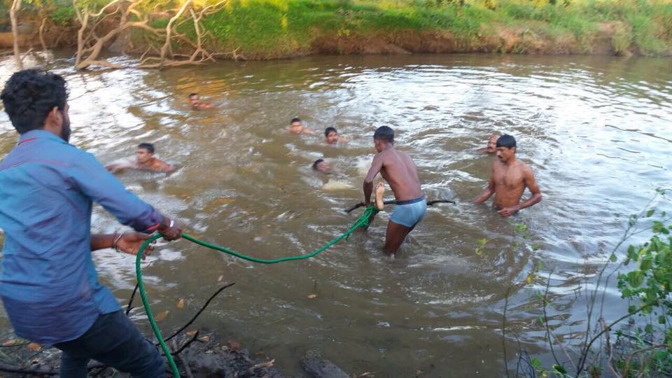 முல்லை புதுக்குடியிருப்பு மாணவர்கள் இருவர் ஆற்றில் மூழ்கிப் பலி!! அதிர்ச்சி காட்சிகள்