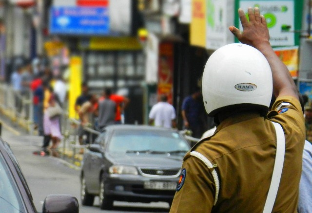 இலஞ்சம் பெற்ற போக்குவரத்துப் பொலிஸார் மூவர் சிறையில்!!