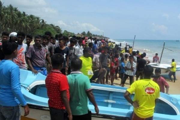 காரைதீவு கடற்கரையில் திரண்ட ஆயிரக்கணக்கான மக்கள்!