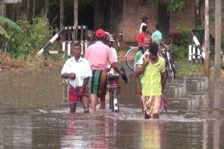 மாத்தறையில் தொடர்மழையால் வீதிகள் நீரில் மூழ்கின!