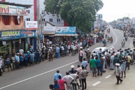 சாவகச்சேரி விபத்தில் இருவர் படுகாயம்-படங்கள் இணைப்பு