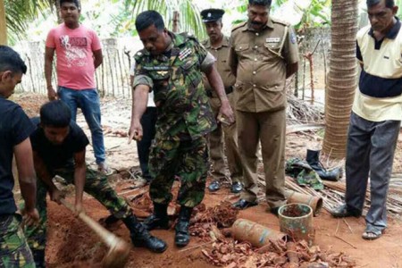 புளியம்பொக்கணையில் வெடிபொருட்கள் மீட்பு