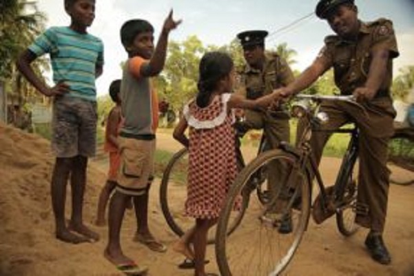 யாழ் பொலிஸ்காரருடன் ஓட்டம் பிடித்த பெண் கணவன் முறைப்பாடு