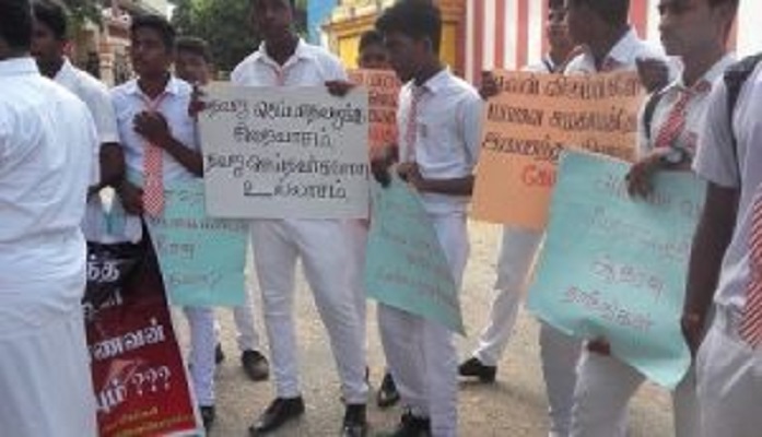 யாழ் கொக்­கு­வில் இந்­துக் கல்­லூ­ரி மாணவர்கள் போராட்டம்