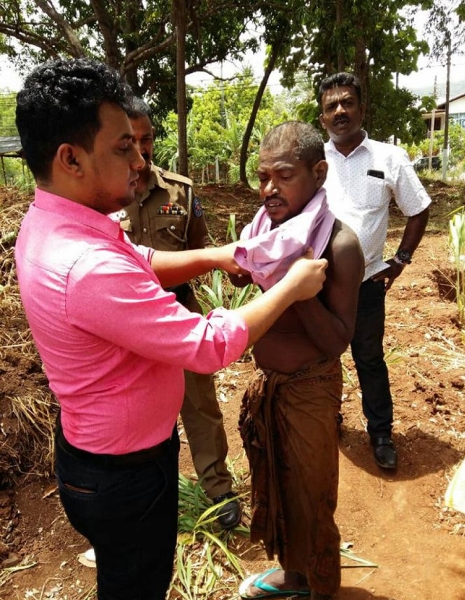 மனநோயினால் வீதியில் விடப்பட்ட தமிழர்  ,அதிரடியாக பெரும்பான்மையின இளைஞர்கள் செய்த செயற்பாடு