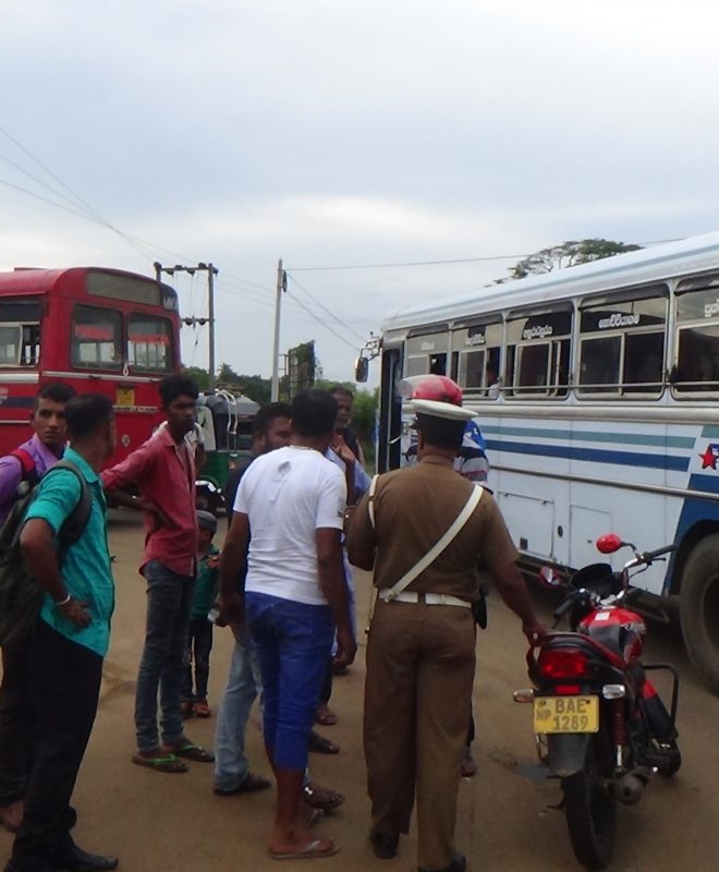 பஸ் சாரதியின் கவனக்குறைவால் மயிரிழையில் உயிர்தப்பிய இளைஞர்கள்