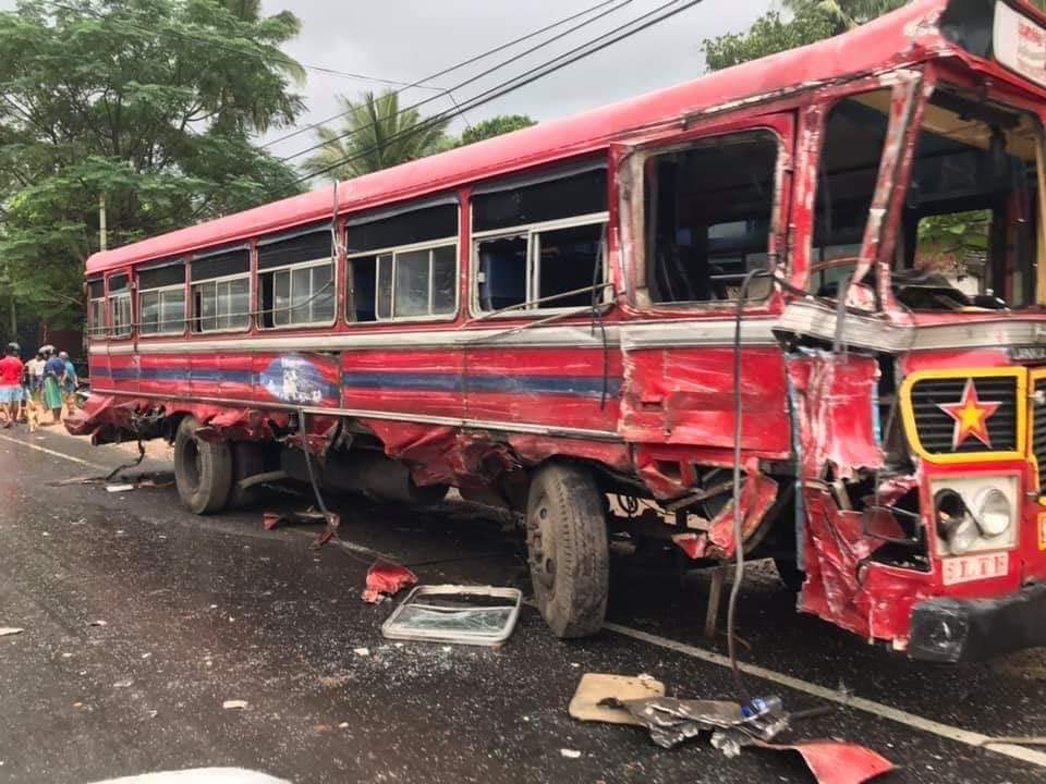 அதி வேகத்தால் இன்று காலை இடம்பெற்ற கோர விபத்து