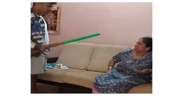 ﻿பெற்ற தாயைத் துடைப்பத்தால் அடிக்கும் மகன் (Video)