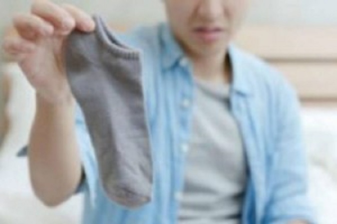 காலில் அணிந்த சாக்ஸை (Socks)முகர்ந்து பார்த்த நபர் ஒருவர் பரிதாபமாக உயிரிழந்த சம்பவம்...