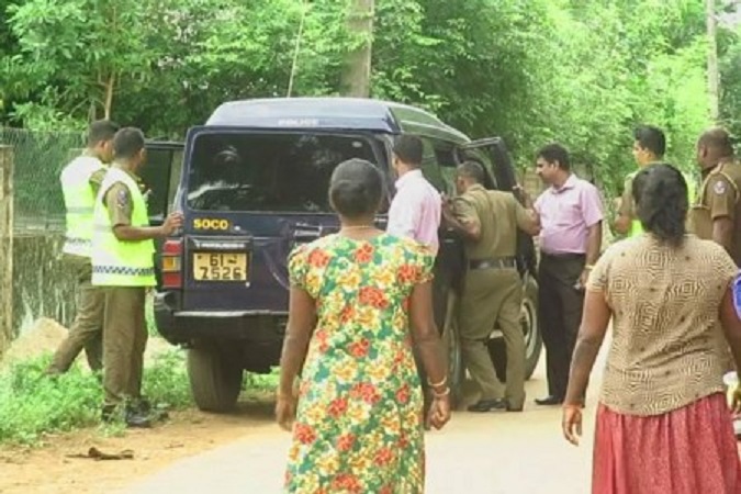 திவுலபிட்டி மரதகஹமுல்லை பகுதியில் பெண் ஒருவர் கூரிய ஆயுதங்களினால் தாக்கப்பட்டு கொலை செய்யப்பட்ட நிலையில் சடலமாக மீட்கப்பட்டுள்ளார்.