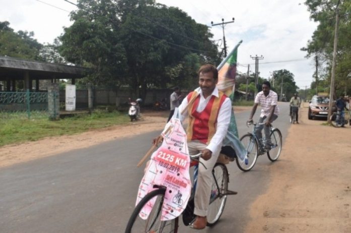 பெருந்தோட்டத் தொழிலாளர்களின் ‘சம்பள பிரச்சனையில் தலையிட்டால் கால் உடைத்து விடுவோம்’: சைக்கிள் பயணம் செய்தவருக்கு அச்சுறுத்தல்!