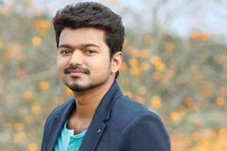 நடிகர் விஜய் தனது தங்கை மற்றும் அம்மாவுடன் குழந்தை பருவத்தில் இருந்தபோது எடுக்கப்பட்ட புகைப்படம் சமூக வலைதளங்களில் வைரலாக பரவி வருகிறது.