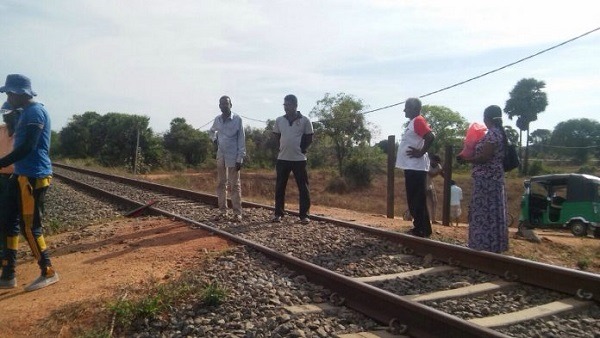 புகையிரத்திணைக்களம் தடை செய்த ஓமந்தை அம்பாள் வீதி தற்காலிகமாக திறந்து வைப்பு