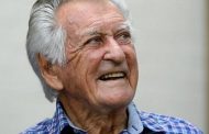 அவுஸ்திரேலியாவின் முன்னாள் பிரதமர் Bob Hawke இன்று காலமானார்.