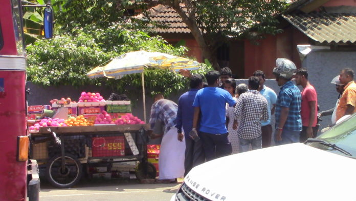 மட்டக்களப்பு நகரில் பெண்னொருவருடன் சேட்டைவிட்ட வியாபாரியை நையப்புடைத்த பொதுமக்கள்!