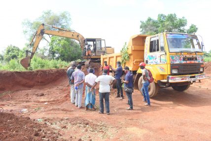 வவுனியா – செட்டிகுளம் பகுதியில் பிரதேச சபை உறுப்பினரின் தலையீட்டால் பாரிய மண் அகழ்வு தடுத்து நிறுத்தம்.