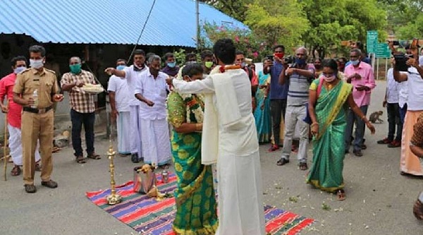 கொரோனாவால் வீதியில் நடந்த திருமணம்!