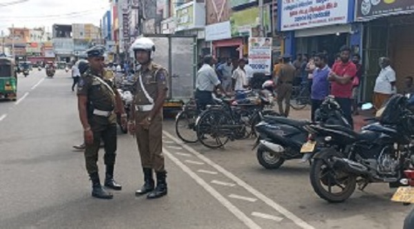 வவுனியாயில் பூட்டியுள்ள கடைகளை உடனே திறக்குமாறு பொலிசார் அட்டகாசம்..!!