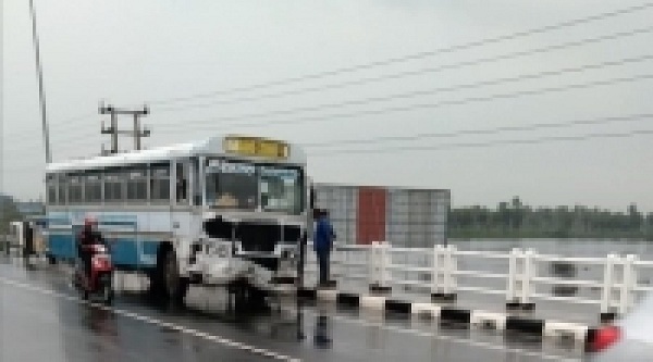 மோட்டார் சைக்கிளில் சென்றவர்களை பின்புறமாக அடித்து தூக்கிய தனியார் பேருந்து!