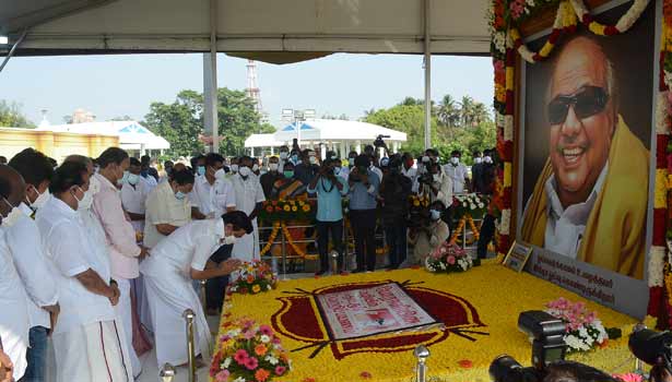 கலைஞர் நினைவிடத்தில் முதலமைச்சர் மு.க.ஸ்டாலின் மரியாதை