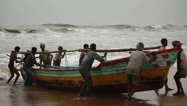 இலங்கை மீனவர்களை இந்திய கடற்படை தாக்கியதா?