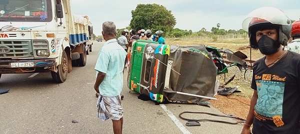 சற்று முன்னர் கிளிநொச்சியில் இடம்பெற்ற பாரிய விபத்து