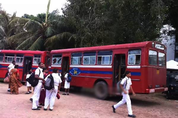 பேருந்திலிருந்து தூக்கி வீசப்பட்டு பாடசாலை மாணவன் பரிதாபமாக பலி