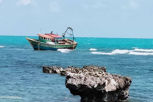 தடை செய்யப்பட்ட இழுவைப்படகுகளால் தீவுப் பகுதி மக்கள் கடும் அசௌகரியம்