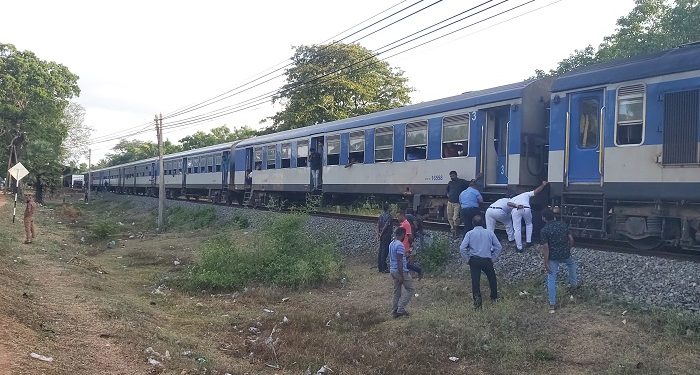 வவுனியாவில் கடுகதி புகையிரதம் விபத்து : சேவைகள் பாதிப்பு?