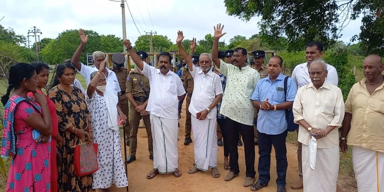 காணி சுவீகரிப்பு நடவடிக்கைக்கு எதிர்ப்பு : குளிர்பானங்களை வழங்கிய கடற்படையினர்!