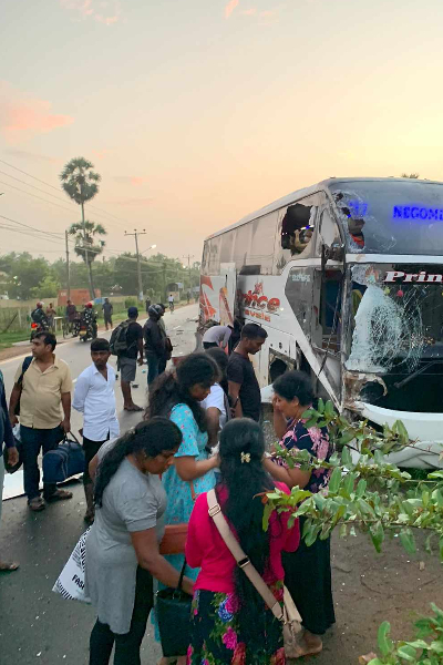 கொழும்பில் இருந்து யாழ் சென்ற அதிசொகுசு பேருந்து விபத்து