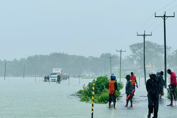 வட்டுவாகல் பாலத்தினை மூடி பாய்ந்தோடும் வெள்ளம்; பயணிகள் கடும் சிரமம்