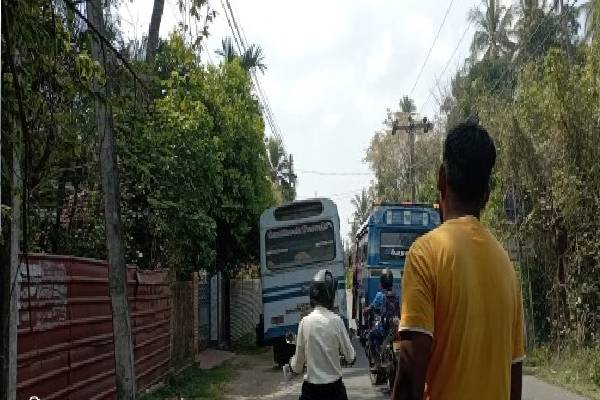 யாழில் இரு தனியார் பேருந்துகளின் ஓட்டப்போட்டி ; பீதியடைந்த மக்கள்
